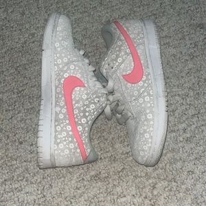 Nike Dunk - Gray and white floral print with pink details